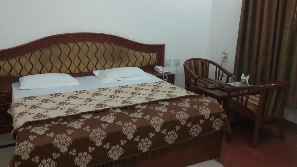 Hotel Sunrise Inn Лакнау Екстериор снимка