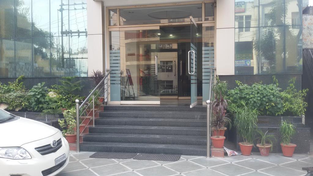 Hotel Sunrise Inn Лакнау Екстериор снимка