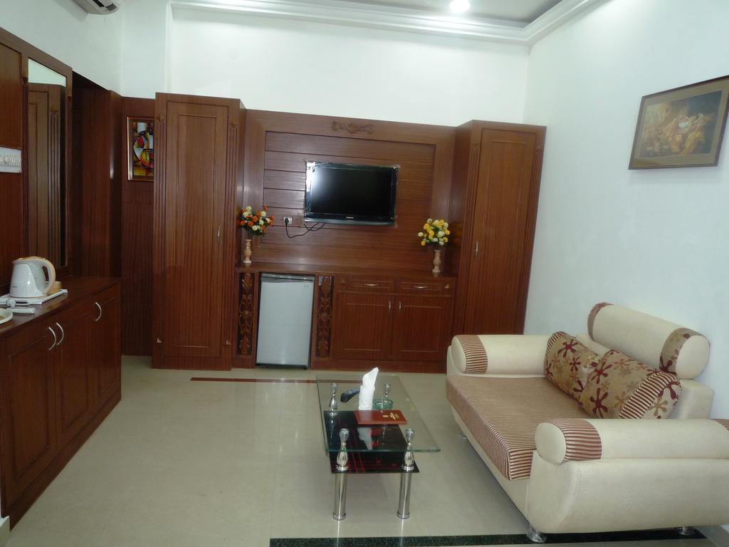Hotel Sunrise Inn Лакнау Екстериор снимка