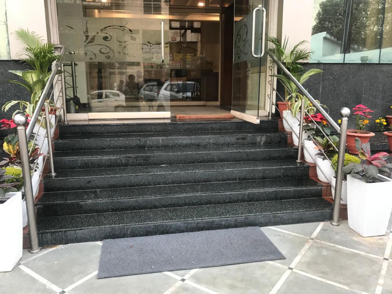 Hotel Sunrise Inn Лакнау Екстериор снимка