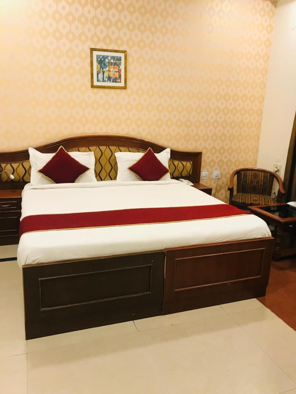 Hotel Sunrise Inn Лакнау Екстериор снимка