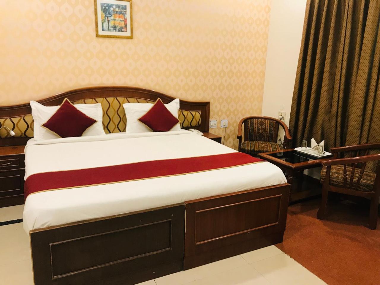 Hotel Sunrise Inn Лакнау Екстериор снимка