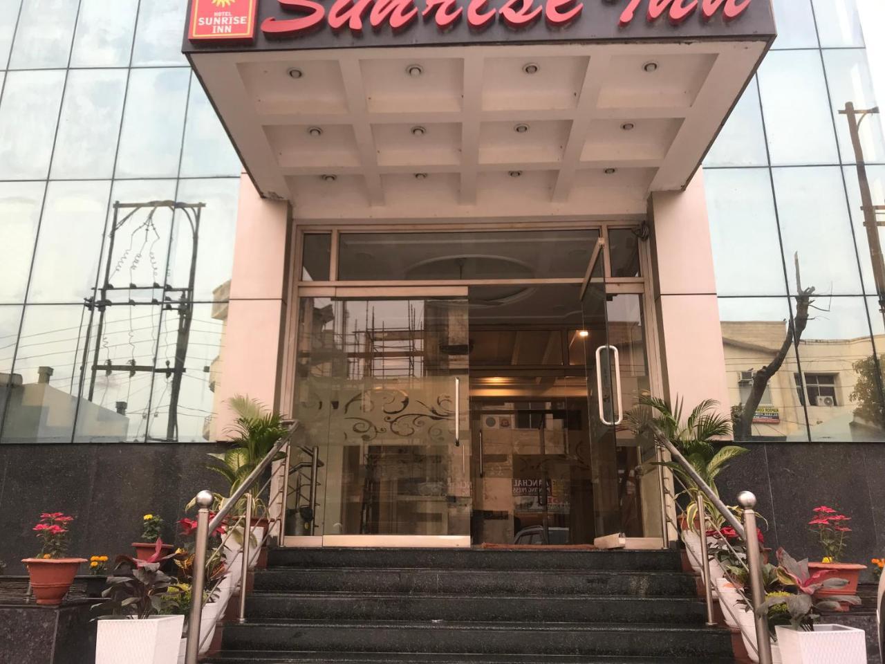 Hotel Sunrise Inn Лакнау Екстериор снимка
