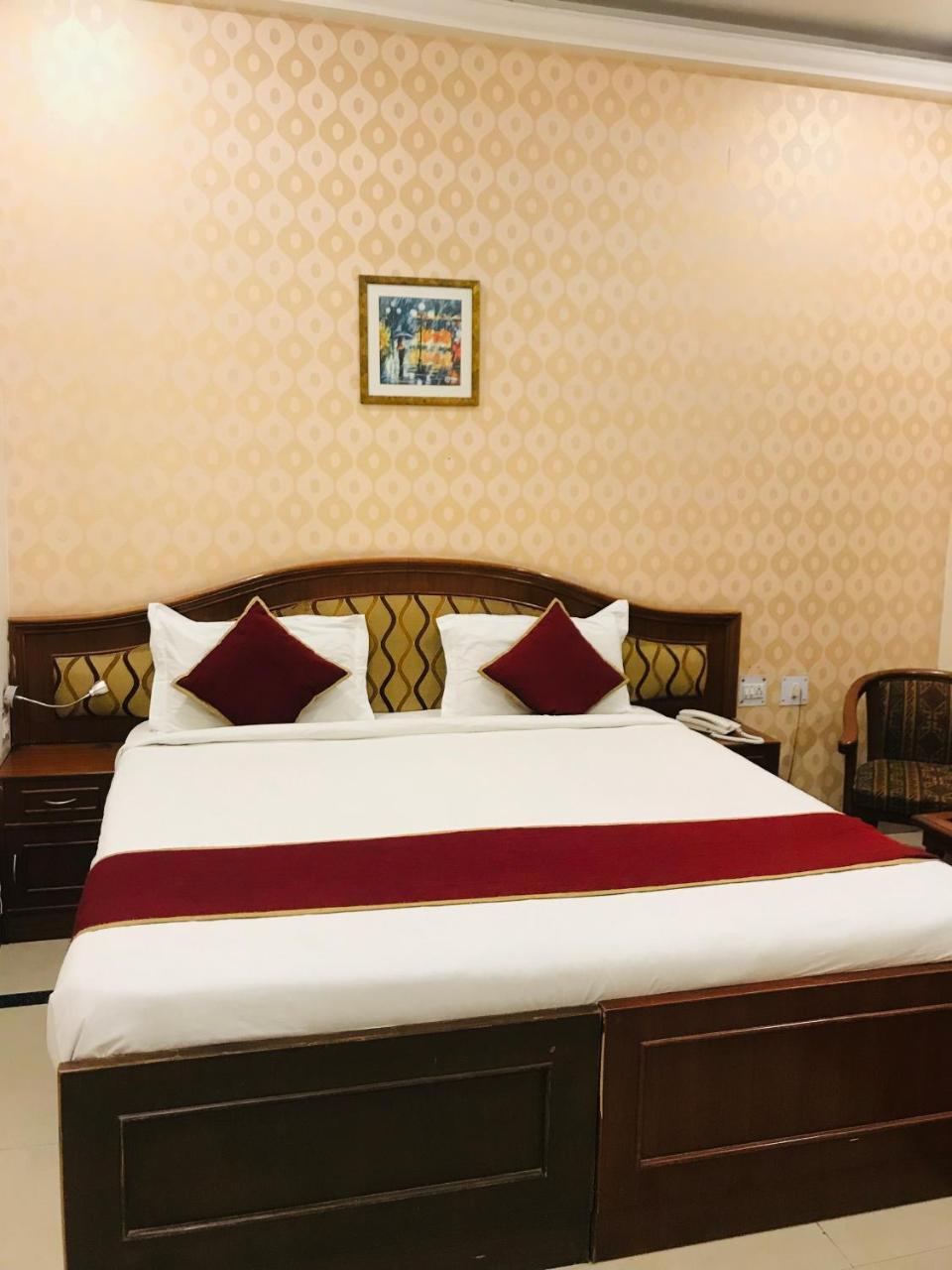 Hotel Sunrise Inn Лакнау Екстериор снимка